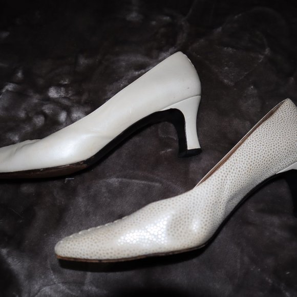 *Vintage* Stuart Weitzman Pearl/Gold Kitten Heels, Size 9 - Picture 2 of 5
